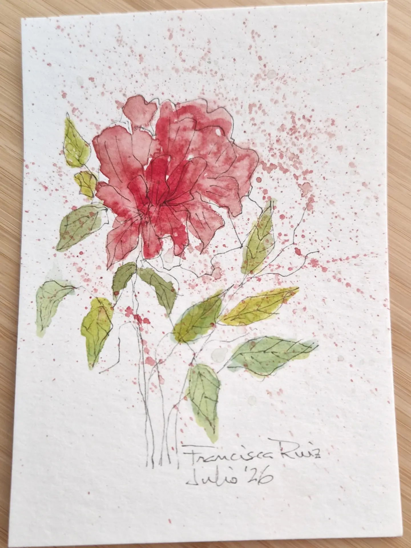 Acuarela vertical de una rosa roja de contorno suelto, con hojas verdes y salpicaduras rosas.