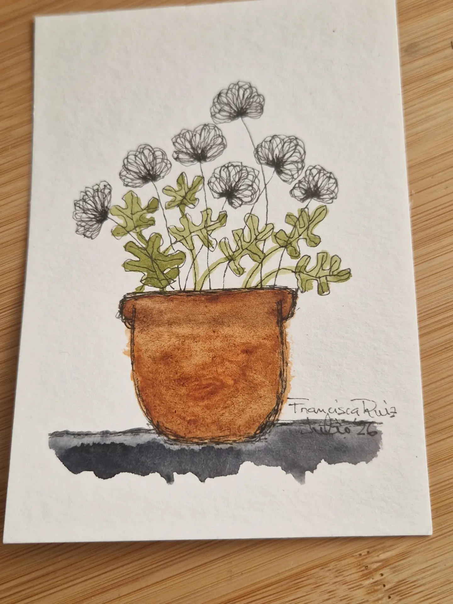 Dibujo vertical de una maceta terracota con flores trazadas en negro y hojas verde oliva.