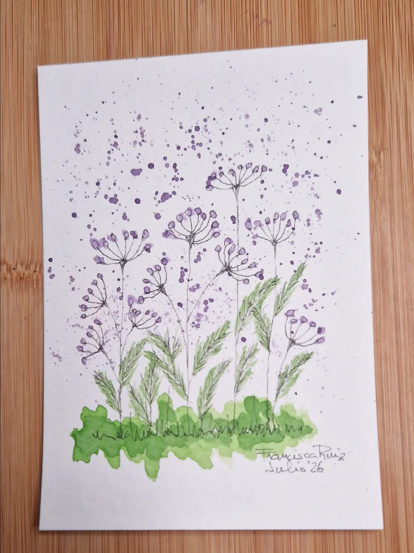 Acuarela vertical de pequeñas flores violetas en forma de umbela, con hojas verdes y salpicaduras.