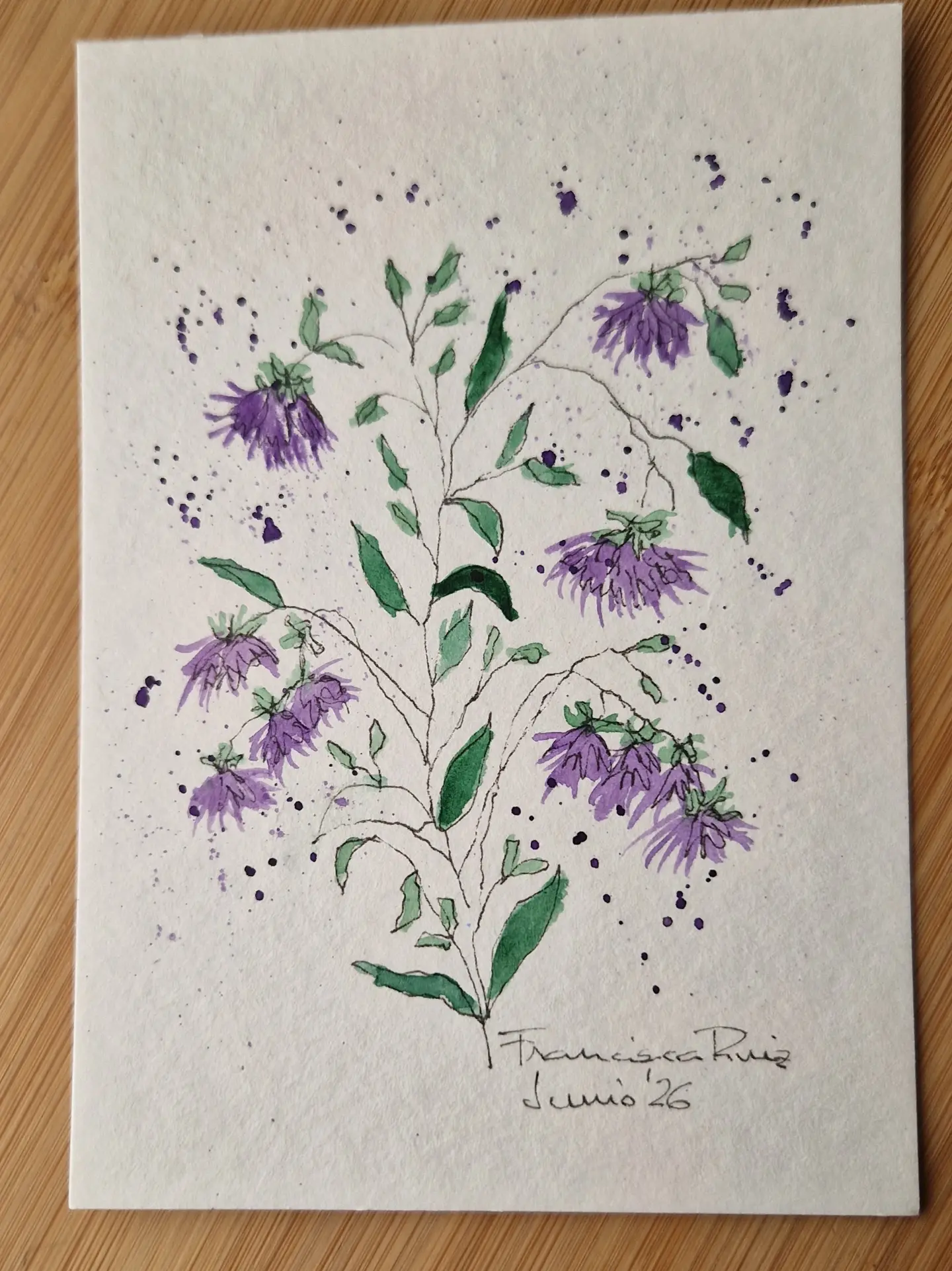Rama de flores violetas pintada en acuarela
