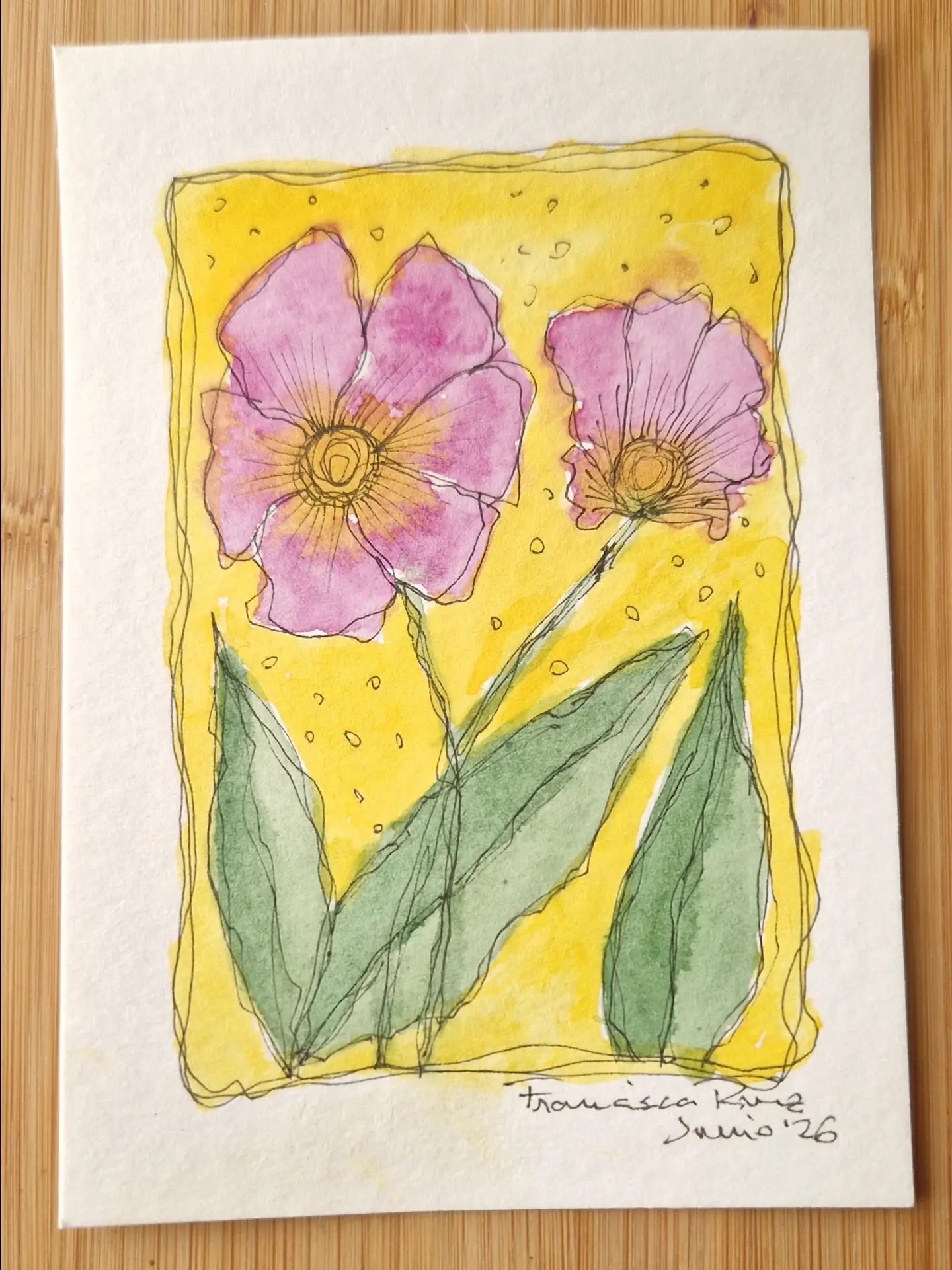 Dos flores rosas sobre un fondo amarillo