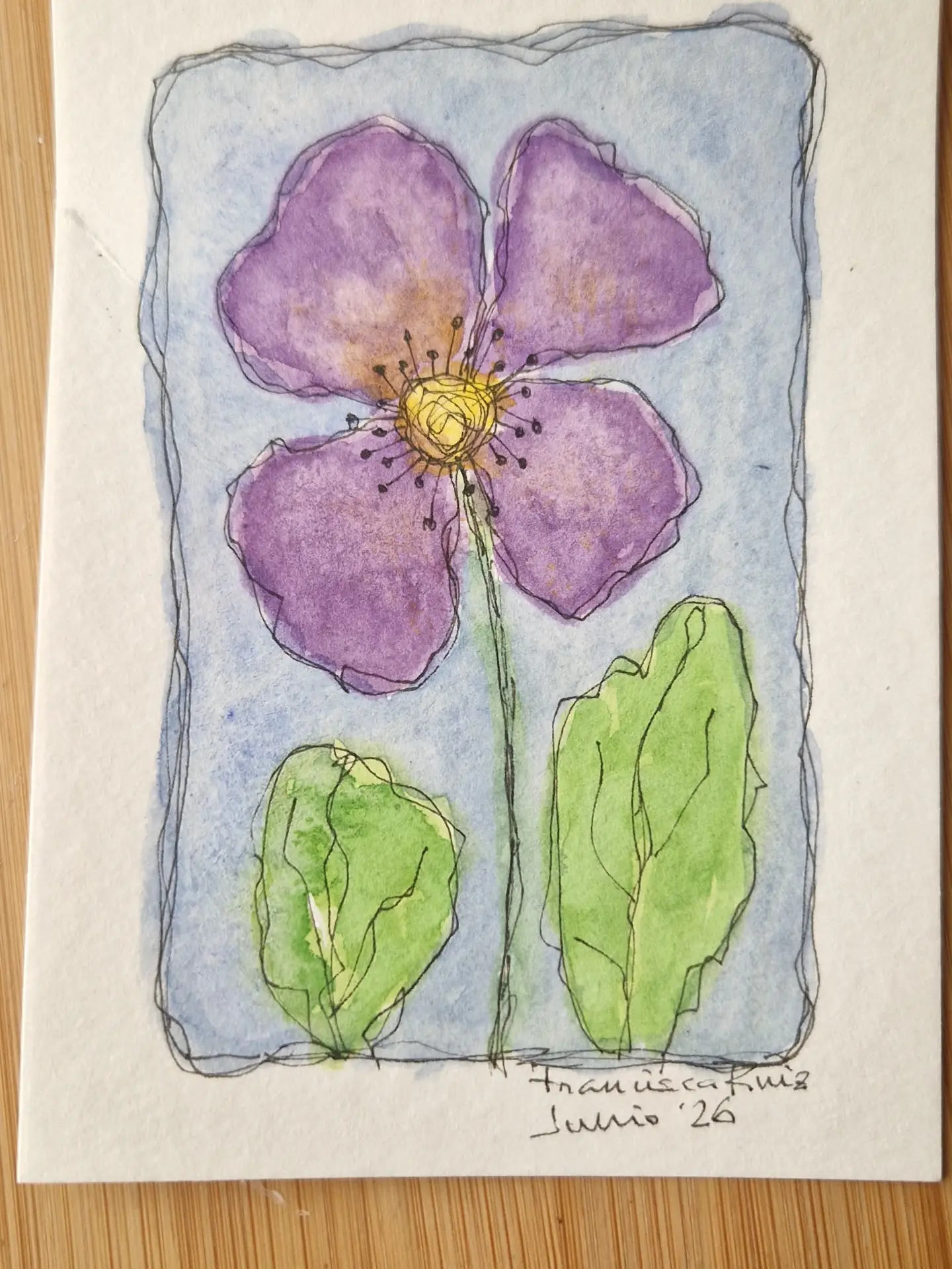 Acuarela vertical de una gran flor violeta con dos hojas verdes sobre un rectángulo azul claro.